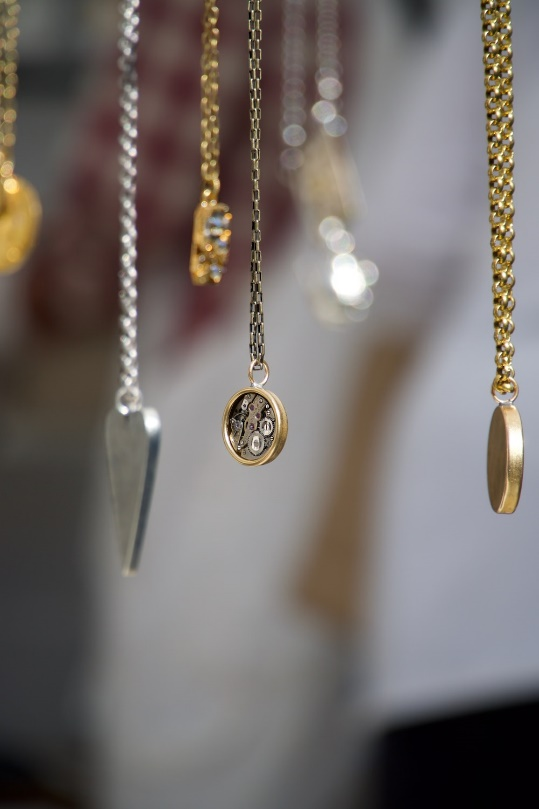silver and gold men’s necklaces
